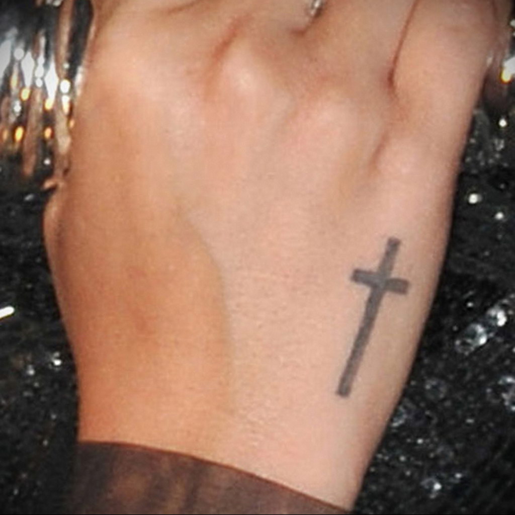 Крест на левой руке