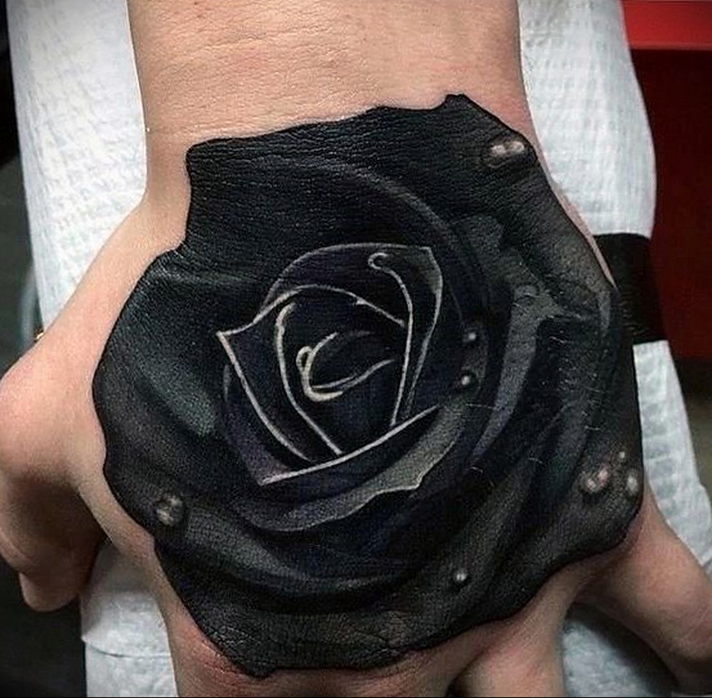 Тату черная роза на кисти