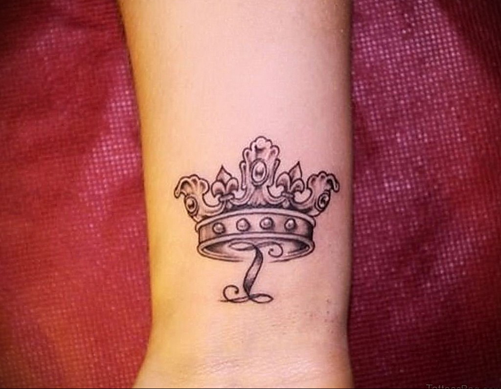 Татуировка корона на запястье у девушки
