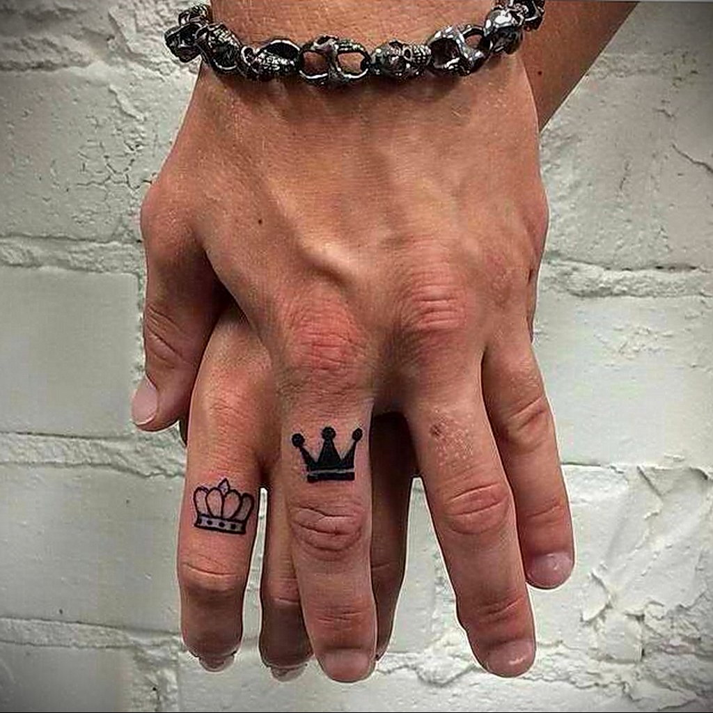 Тату корона на руке у девушки 11.12.2020 № 019 -tattoo on hand for girls- t...