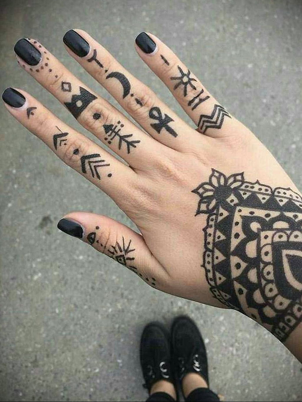Мехенди на пальцах рук