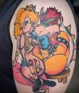 Фото тату: Принцесса Peach и Bowser из Super Mario Bros., Peach сидит, Bowser склонился над ней, яркие цвета, на плече. Идеи для тату для фанатов Nintendo.