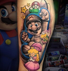 Фото тату на руке: большая татуировка с изображением Mario, Luigi, Peach и Yoshi из игры Super Mario, выполненная в ярком стиле.