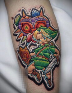 Фото татуировки с изображением Линка и Маски из The Legend of Zelda. Детализированный рисунок в стиле аниме.