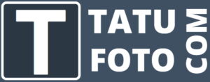 Фото тату логотипа Tatufoto: белая буква 'T' в квадрате, надпись 'TATUFOTO' и '.com', минималистичный и стильный дизайн.
