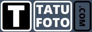Фото тату логотипа Tatufoto: черная буква 'T' в квадрате, надпись 'TATUFOTO' в прямоугольнике и '.com' в узком прямоугольнике, строгий дизайн.