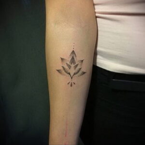 Фото тату: маленькое тату в виде листа, выполненное точками на предплечье. Стиль тату - дотворк.