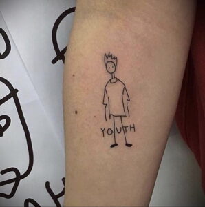 Фото тату: минималистичная татуировка в стиле doodle с изображением человечка и надписью "YOUTH" на руке, выполненная черными чернилами.