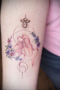 Женский рисунок тату на руку 11.12.2020 №1293 -tattoo on hand for girls- tatufoto.com