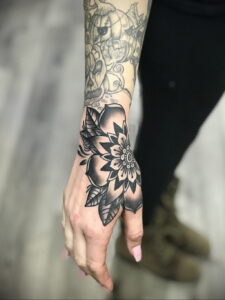 Женский рисунок тату на руку 11.12.2020 №1300 -tattoo on hand for girls- tatufoto.com