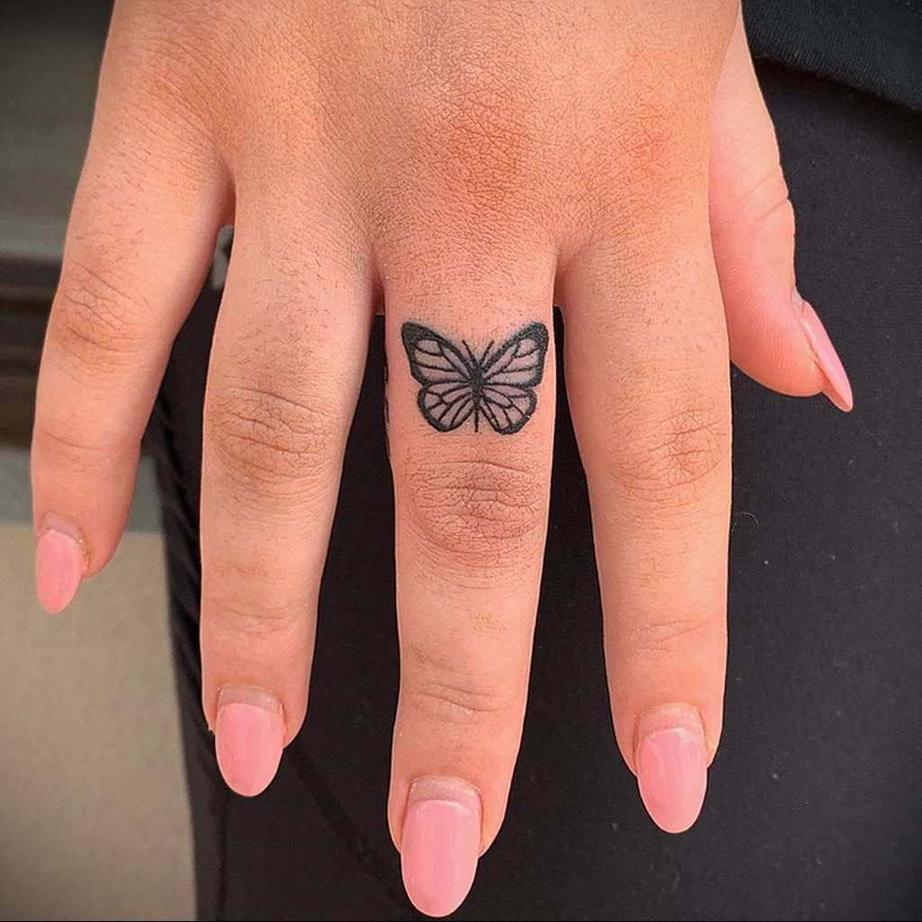 Маленькая бабочка на пальце тату