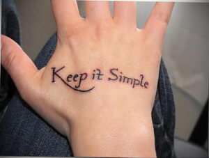 Фото тату с надписью 'Keep it Simple' на ладони. Минималистичный дизайн, выполненный черными чернилами, подчеркивающий философию жизни.
