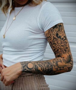 Фото тату на руке в виде сложного узора мандалы, выполненного в технике blackwork. Детализированный и символичный рисунок татуировки.
