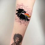 Фото тату: татуировка с изображением обложки альбома Pink Floyd "The Dark Side of the Moon" и портретом Jimi Hendrix, музыкальная тематика.