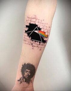Фото тату: татуировка с изображением обложки альбома Pink Floyd "The Dark Side of the Moon" и портретом Jimi Hendrix, музыкальная тематика.