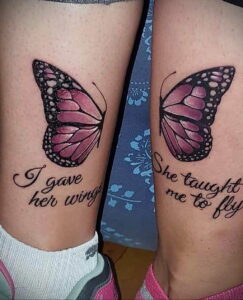 Фото парных татуировок бабочек на ногах девушек с надписями 'I gave her wings' и 'She taught me to fly'.