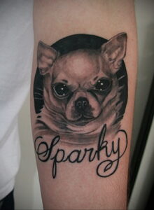 Фото тату чихуахуа в рамке с именем "Sparky". Черно-белый рисунок татуировки, выполненный в реалистичном стиле.