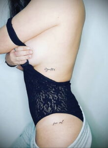 Фотография двух небольших татуировок с надписями "Grateful" и "free soul" на женском теле. Надписи выполнены изящным шрифтом.