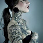 Фото тату на теле девушки: лицо, шея, руки, плечи покрыты сложными черными татуировками в стиле графика и лайнворк.