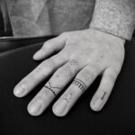 Фото татуировок на пальцах: минималистичные геометрические узоры и точки. Оригинальный эскиз тату для креативных личностей.