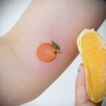 Пример рисунка татуировки апельсином 12.12.2020 №1045 -orange tattoo- tatufoto.com
