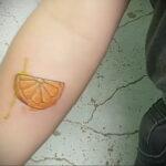 Пример рисунка татуировки апельсином 12.12.2020 №1169 -orange tattoo- tatufoto.com