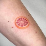 Пример рисунка татуировки апельсином 12.12.2020 №1285 -orange tattoo- tatufoto.com