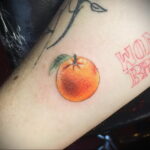 Пример рисунка татуировки апельсином 12.12.2020 №1368 -orange tattoo- tatufoto.com