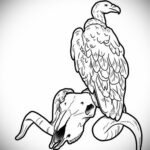 Черно-белый эскиз татуировки с изображением ворона, сидящего на черепе барана. Детализированный рисунок для вдохновения.