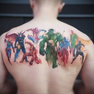 Фото тату с изображением команды супергероев Marvel и DC на спине. Акварельный стиль, яркие цвета, динамичная композиция.