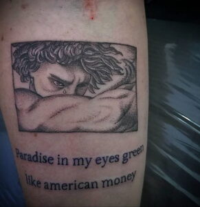 Фото тату: черно-серая татуировка с цитатой "Paradise in my eyes green like american money" и изображением мужчины из классической картины на руке.