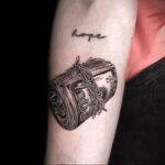 Рисунок татуировки на тему денег 01.12.2020 №062 -money tattoo- tatufoto.com