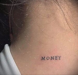 Черно-белое фото татуировки на шее с надписью 'Money'. Минималистичная и лаконичная татуировка.