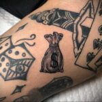 Рисунок татуировки на тему денег 03.12.2020 №081 -money tattoo- tatufoto.com