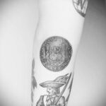 Рисунок татуировки на тему монеты 01.12.2020 №011 -coin tattoo- tatufoto.com