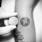 Рисунок татуировки на тему монеты 01.12.2020 №029 -coin tattoo- tatufoto.com