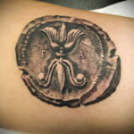 Рисунок татуировки на тему монеты 01.12.2020 №033 -coin tattoo- tatufoto.com