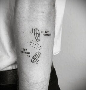 Фото минималистичной татуировки на руке, изображающей схему с надписью 'GET TATTOO'. Юмористический рисунок татуировки.