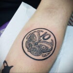 Рисунок татуировки на тему монеты 01.12.2020 №040 -coin tattoo- tatufoto.com