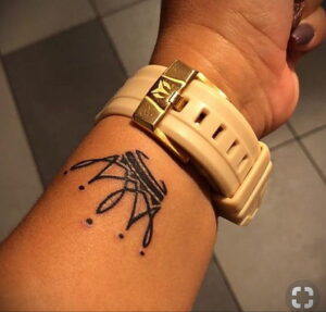Тату корона на руке у девушки 11.12.2020 №002 -tattoo on hand for girls- tatufoto.com