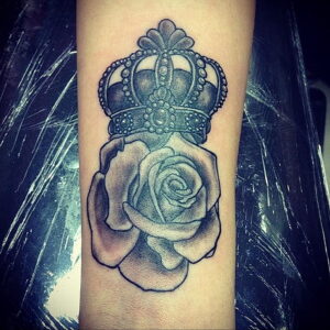 Тату корона на руке у девушки 11.12.2020 №003 -tattoo on hand for girls- tatufoto.com