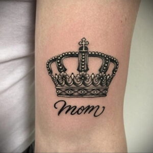 Тату корона на руке у девушки 11.12.2020 №004 -tattoo on hand for girls- tatufoto.com