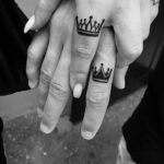 Тату корона на руке у девушки 11.12.2020 №006 -tattoo on hand for girls- tatufoto.com