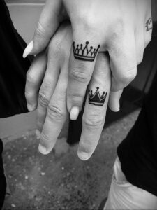 Тату корона на руке у девушки 11.12.2020 №006 -tattoo on hand for girls- tatufoto.com