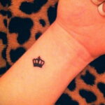 Тату корона на руке у девушки 11.12.2020 №023 -tattoo on hand for girls- tatufoto.com
