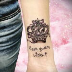 Тату корона на руке у девушки 11.12.2020 №038 -tattoo on hand for girls- tatufoto.com