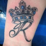 Тату корона на руке у девушки 11.12.2020 №075 -tattoo on hand for girls- tatufoto.com