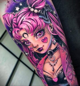 Фото тату на предплечье: портрет Sailor Moon в ярких розовых и фиолетовых тонах, с блестками и звездным фоном, выполненный в детализированном стиле.