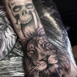 Татуировка лев на кулаке 06.12.2020 №002 -lion tattoo on fist- tatufoto.com