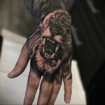 Татуировка лев на кулаке 06.12.2020 №003 -lion tattoo on fist- tatufoto.com